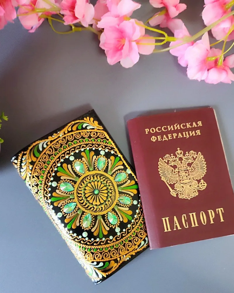 Обложка на паспорт из кожи с ручной росписью — Чёрный — зелёно-золотая мандала
