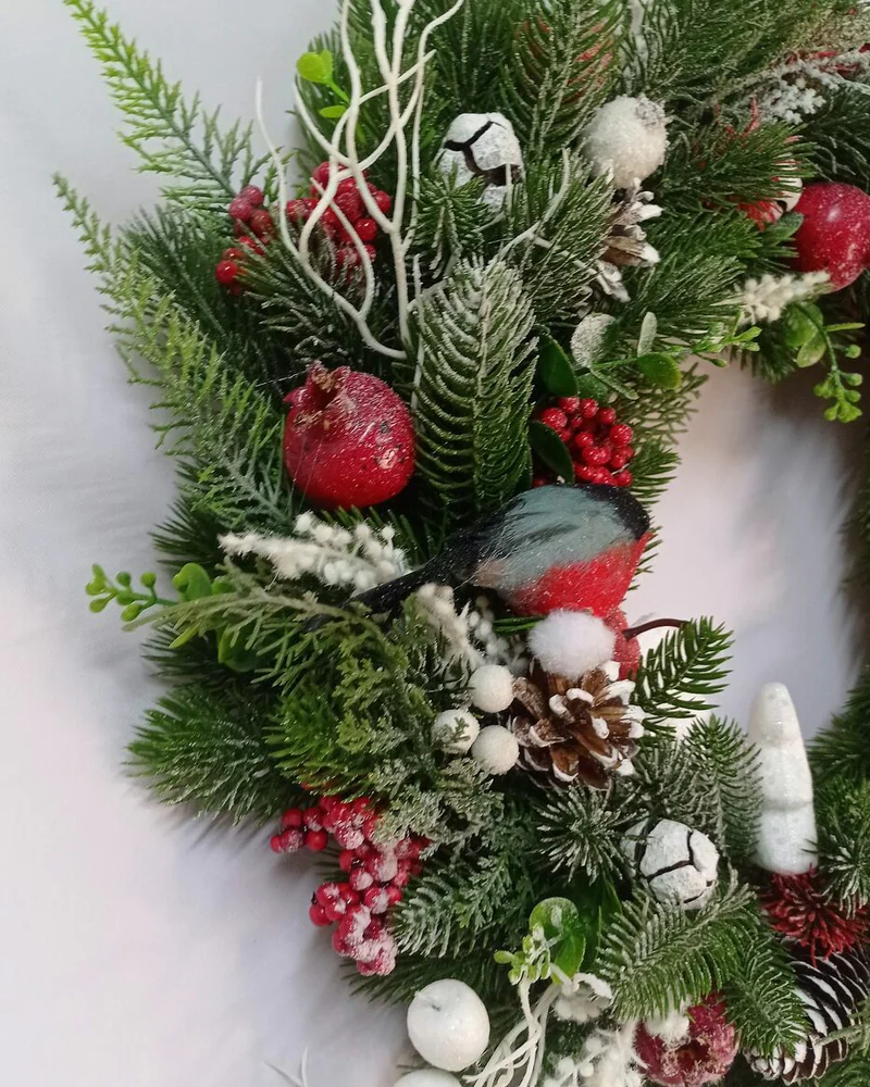 Новогодний венок со снегирями