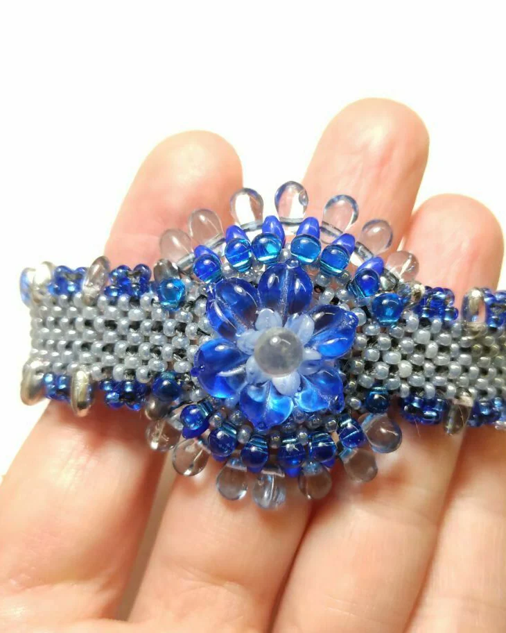 Серый браслет из бисера длина 16,5 см