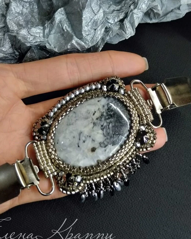 Серый зажим для кардигана с магнезитом