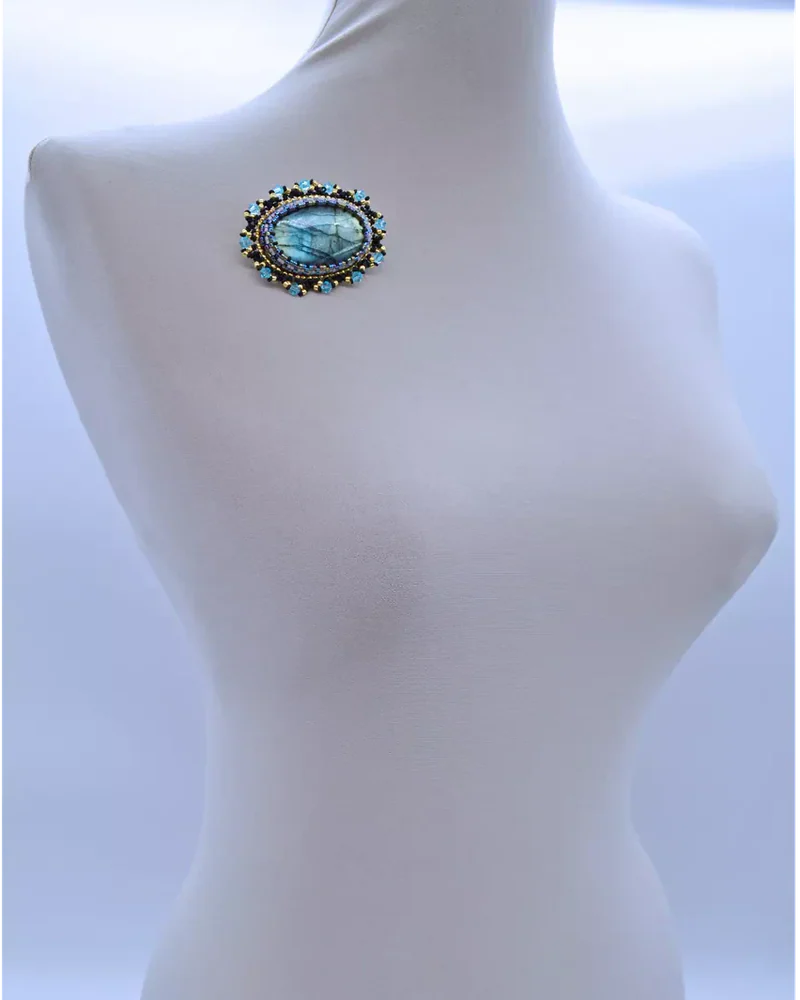 Авторская брошь с лабрадором и Swarovski
