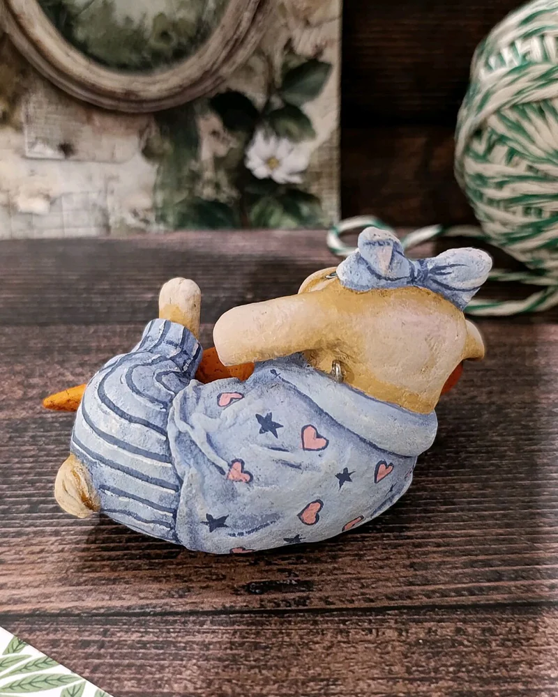Заяц с морковкой