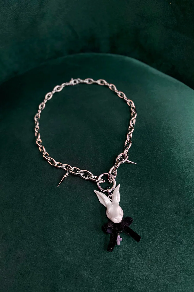 Колье «Bunny Velvet Chain» с белым кроликом на цепи