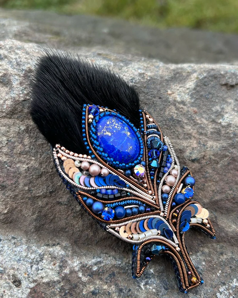 Брошь перо с мехом, синий