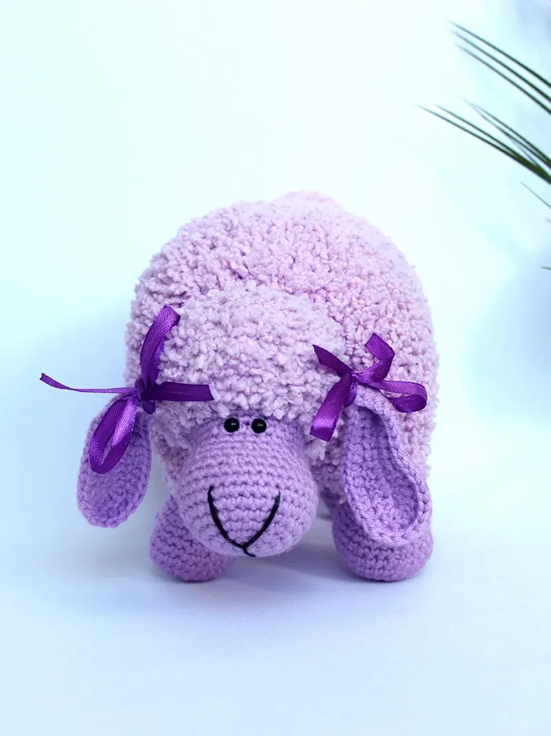 Вязаная игрушка-подушка «Овечка»