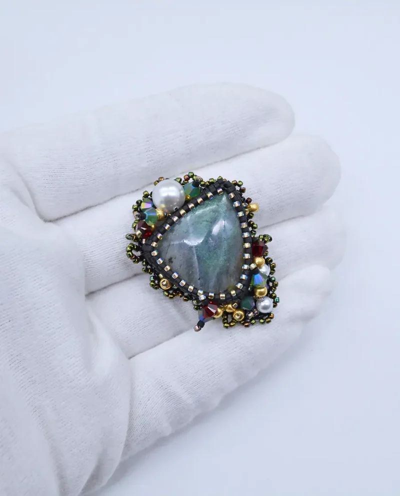 Брошь ручной работы с лабрадором и Swarovski