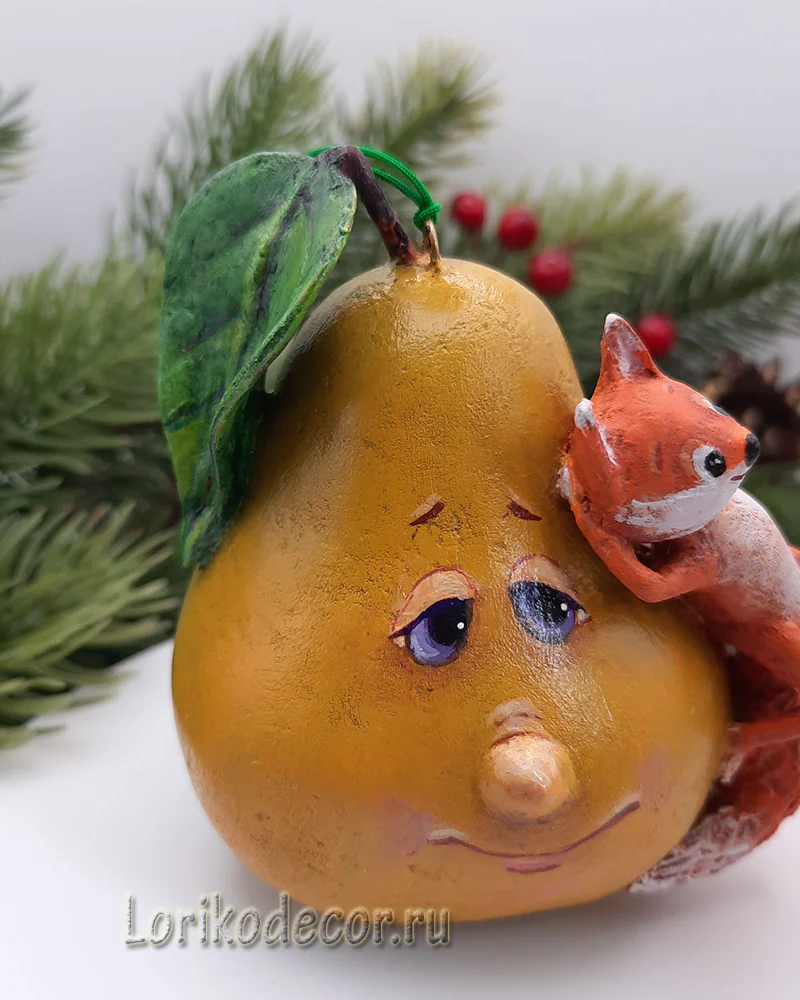 Ёлочная игрушка «ГРУША С БЕЛКОЙ-7»