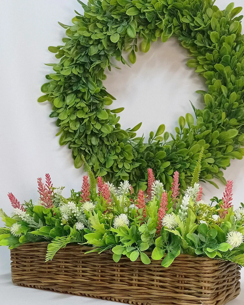 Композиция из искусственной зелени в плетеном коробе