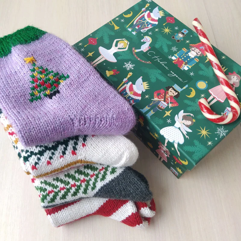 Новогодний подарочный набор вязаных носков RussianSocks ручной работы в коробке