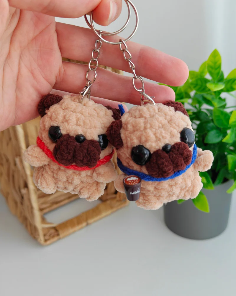 Собачки мопсы из плюшевой пряжи