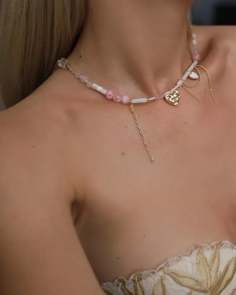 Асимметричный чокер из розового кварца и перламутра из серии PINK