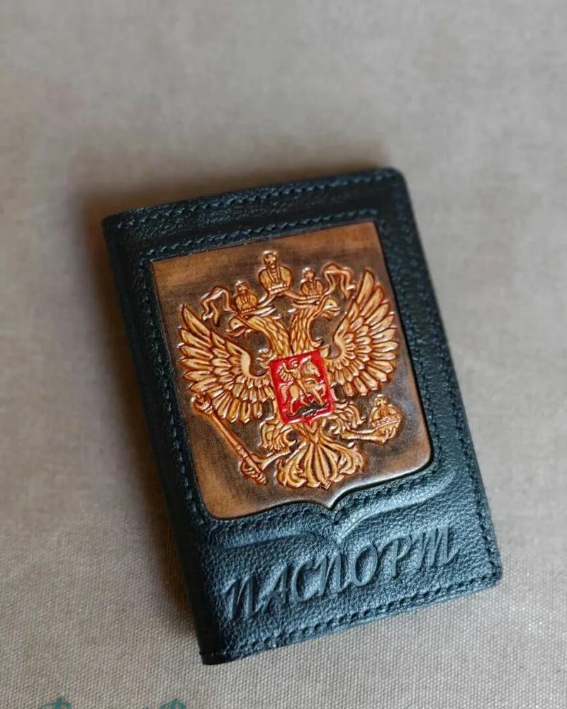 Кожаная обложка с тиснением "Герб России"