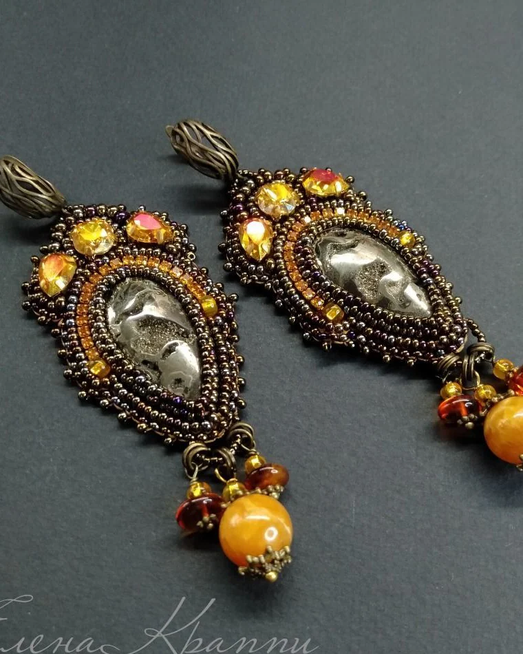 Серьги из янтаря и аммонитовой жеоды с кристаллами