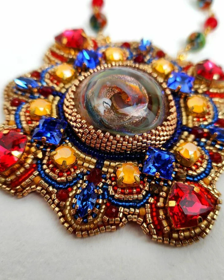 Кулон из бисера со Swarovski и авторским кабошоном