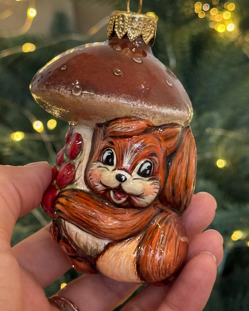 Коричневая новогодняя игрушка «Бельчонок»