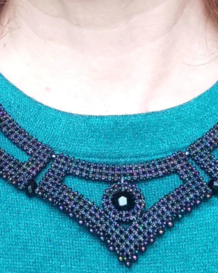 Черное колье Готика с агатом из бисера
