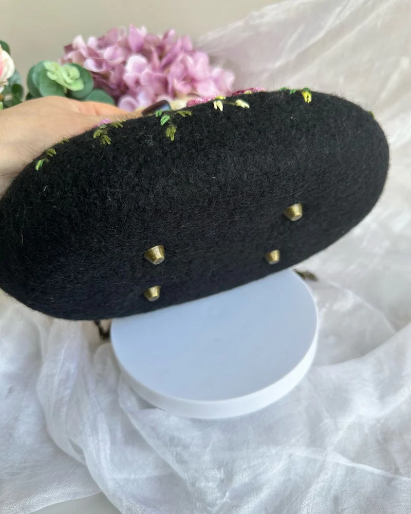 Клатч черный с фермуаром и вышивкой
