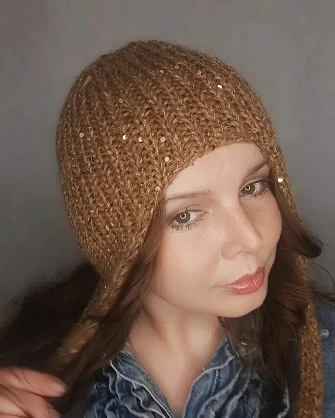 Шапка чепчик шлем, шапка золотистая с пайетками