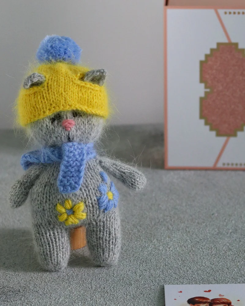 Вязаная игрушка кошка с вышивкой, Мягкая кошечка на 8 марта с цветами