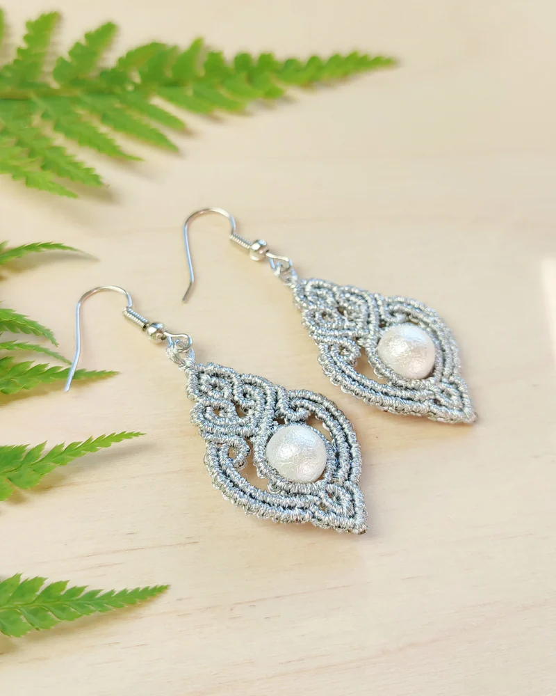 Серьги макраме «Дана» — серебристые с майоркой