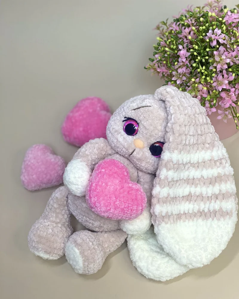 Вязаная зайка амигуруми с сердечком