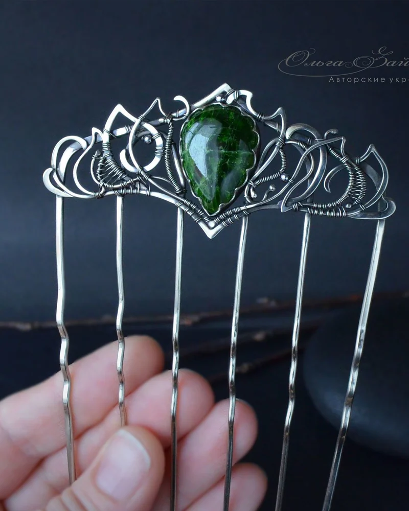 Гребень для волос с хромдиопсидом Ellyshade Фантазийная заколка (зеленый камень)