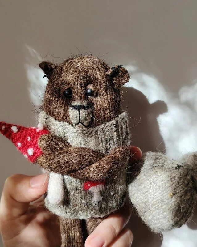 Коричневый мишка-грибник