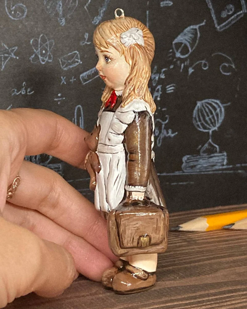 Белая ёлочная игрушка «Школьница»