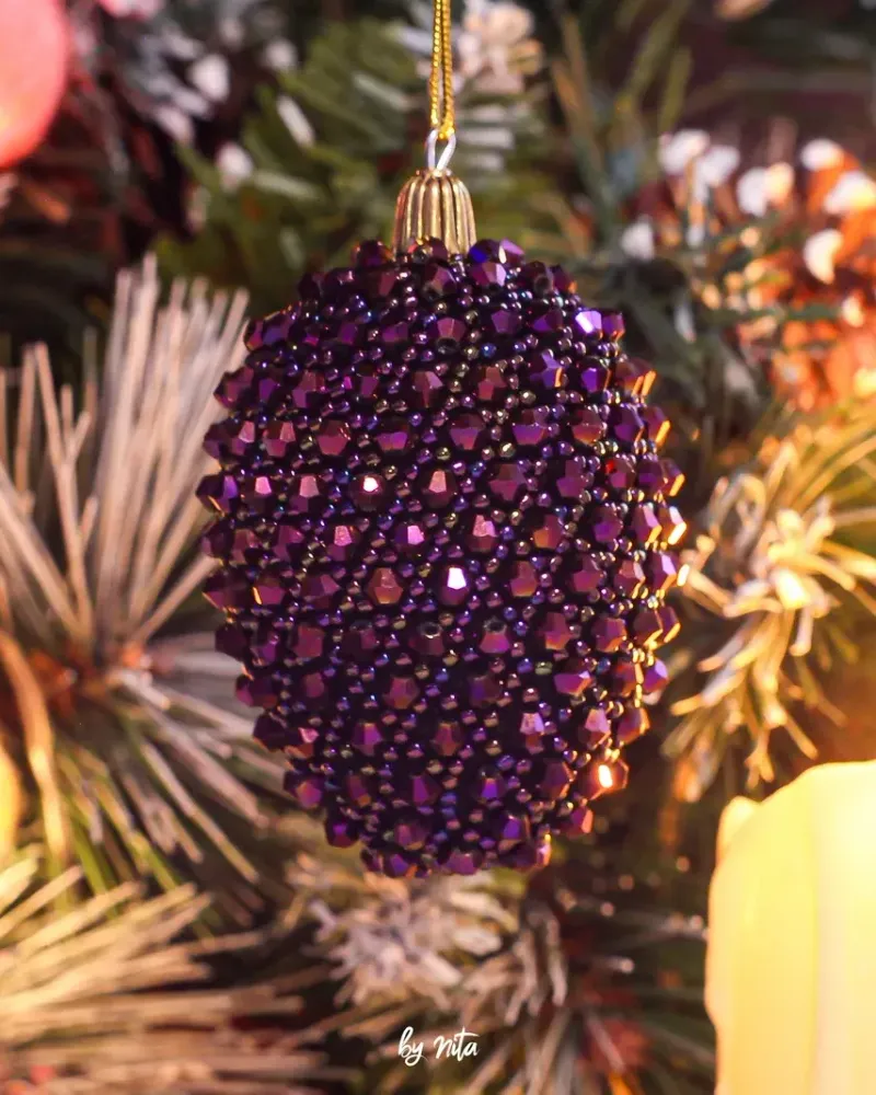 Ёлочная игрушка «Шишка» из бисера — Баклажан