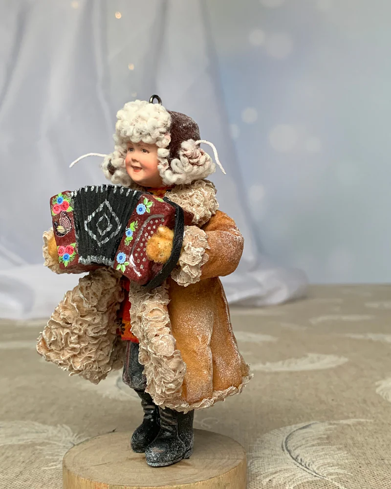 Мальчик с гармонью — Тёмный костюм