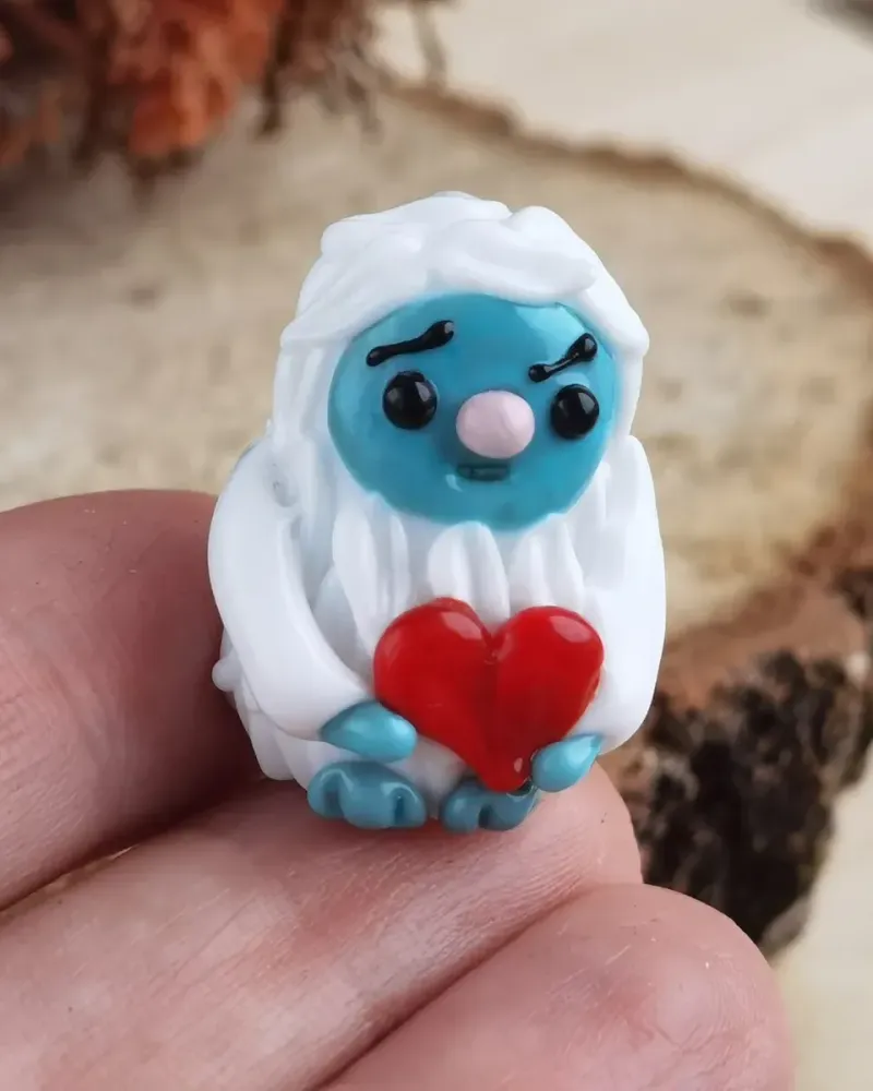 Стеклянная фигурка «Снежный человек с сердечком» — Высота 15 мм