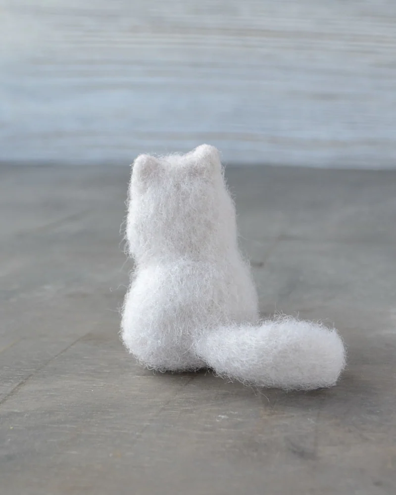 Валяный белый котенок интерьерная игрушка для кукольного домика