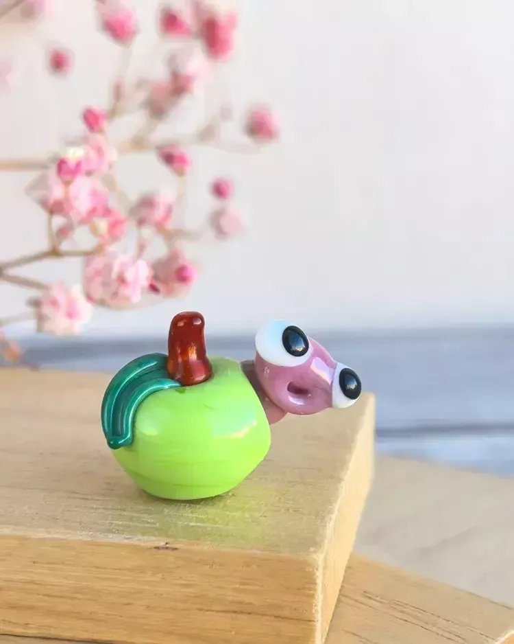 Миниатюрная стеклянная фигурка Яблоко с червячком в технике Lampwork — Высота 10 мм