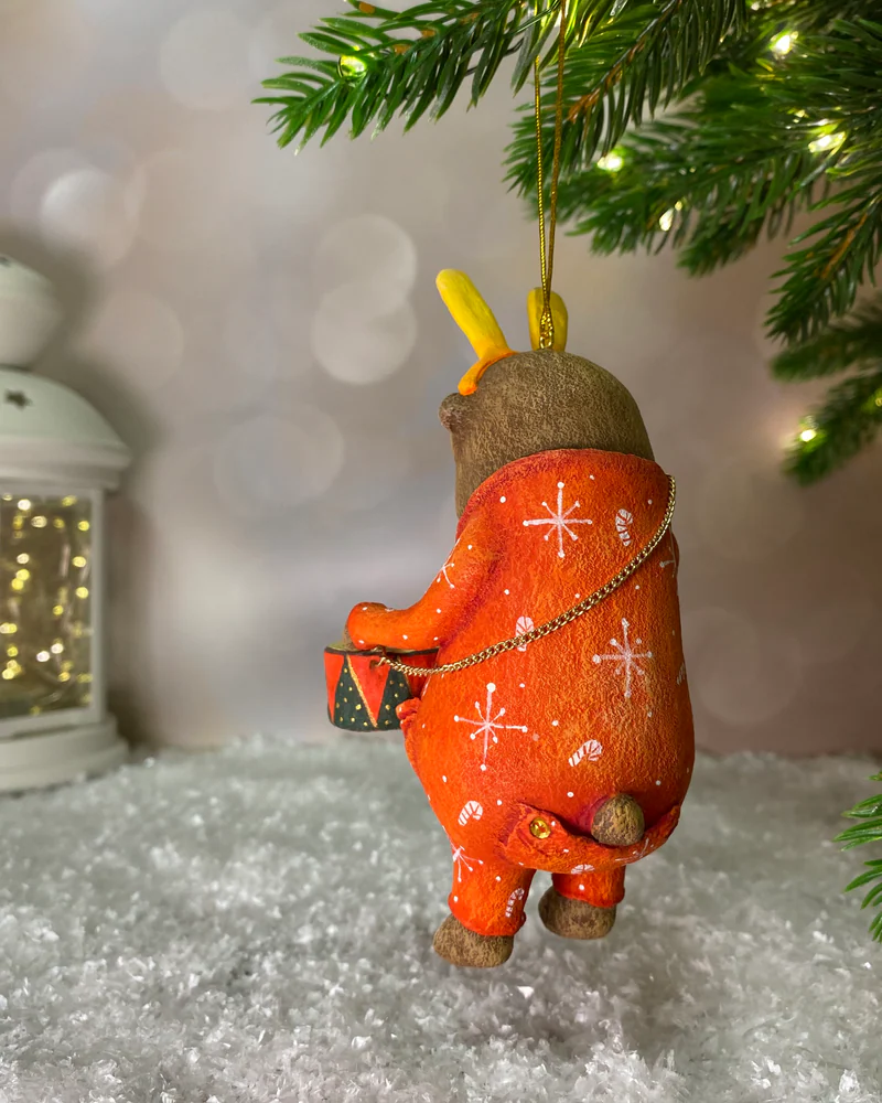 Ёлочная игрушка «Мишка с барабаном в красной пижаме»