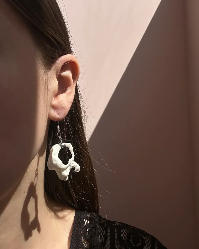 Сережки из фрагментов ракушки в витражной технике — Белая ракушка