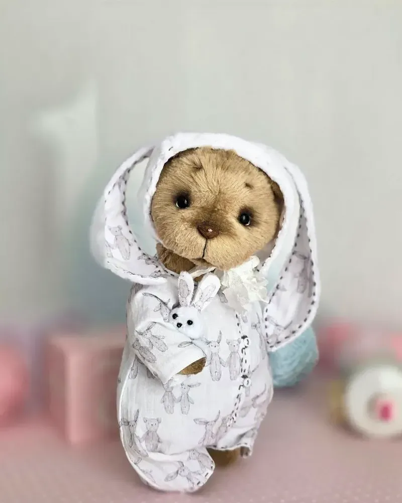 Мишка Тим в пижаме с заячьими ушками — Основной