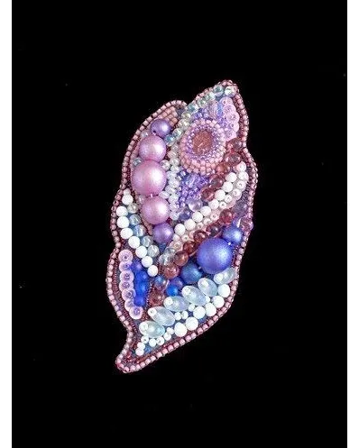 Брошь «Листик» — сиренево-розовая, с кристаллом Swarovski
