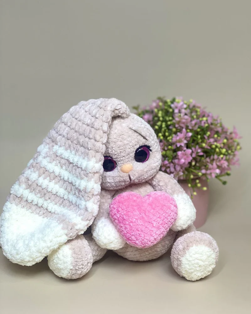 Вязаная зайка амигуруми с сердечком