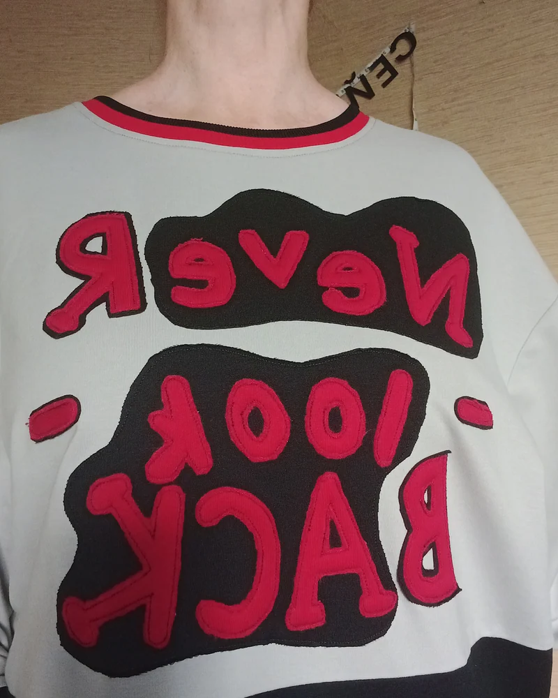 Свитшот с аппликацией Never Look Back