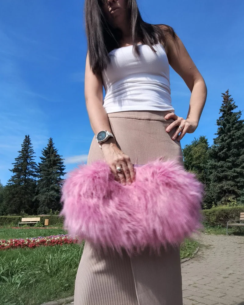 Лохматый клатч из меха на фермуаре — Розовый