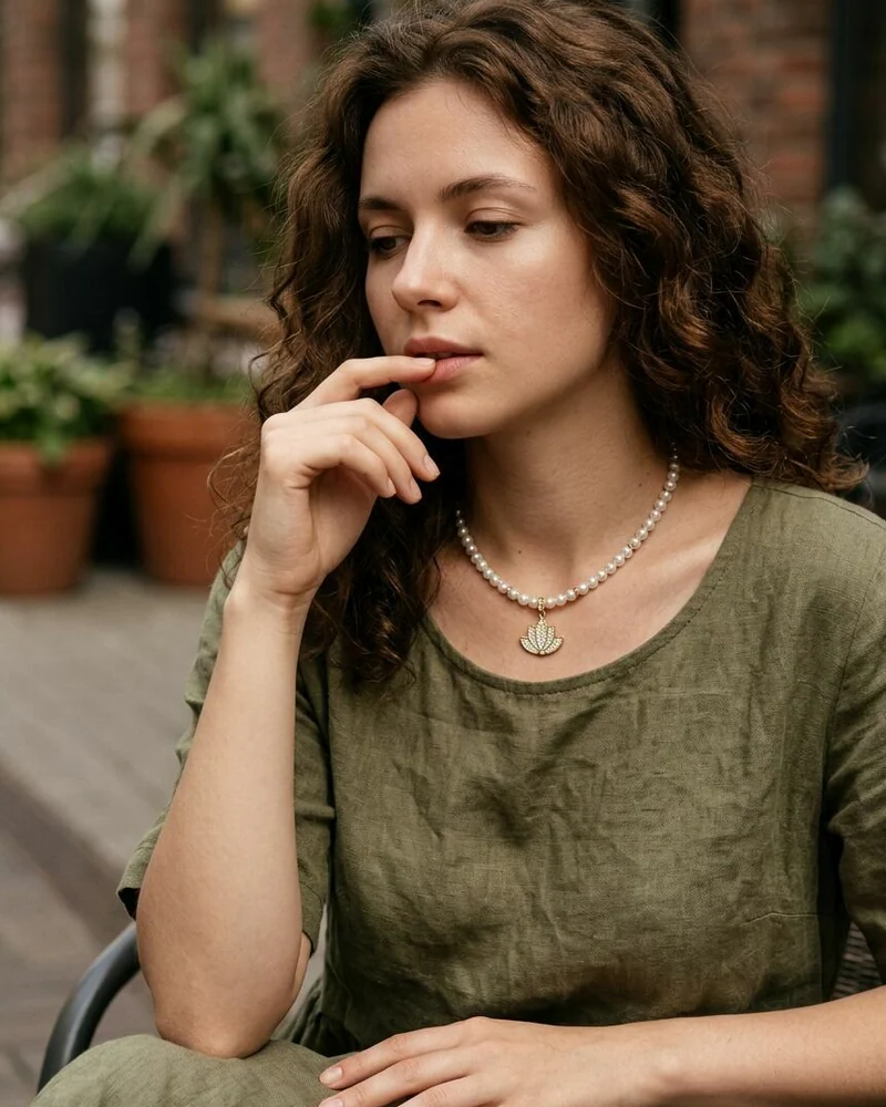 Колье из жемчуга майорка с подвеской. Золотой лотос — белое