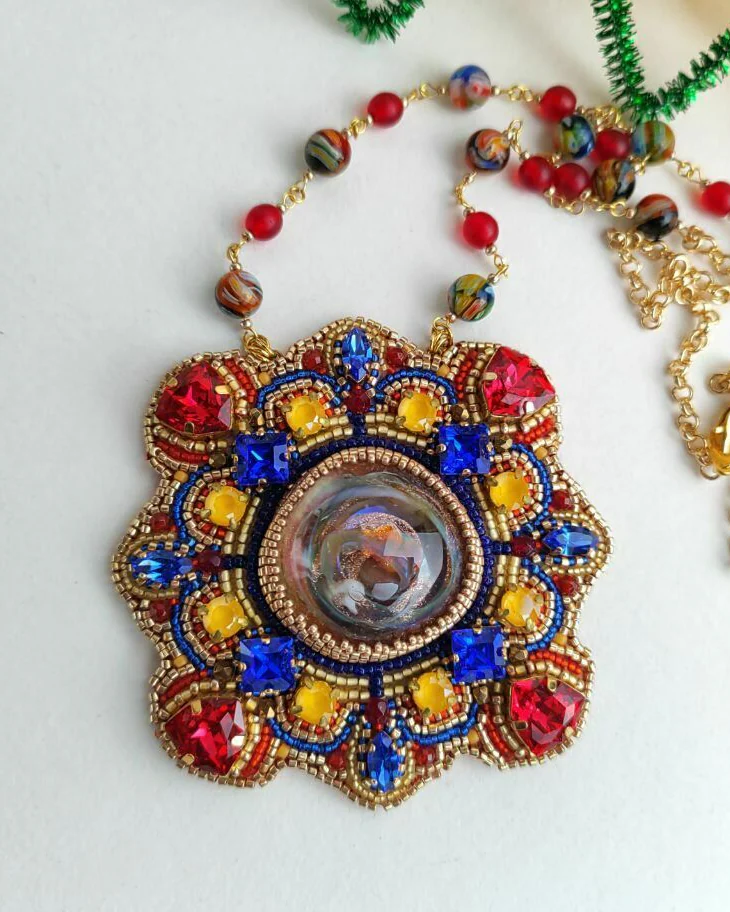 Кулон из бисера со Swarovski и авторским кабошоном