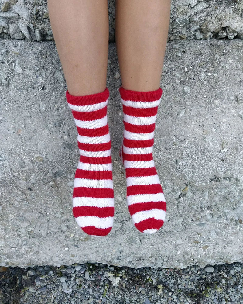 RussianSocks Вязаные носки полосатые красные шерстяные новогодние Гном — Красные полосатые носки Гном