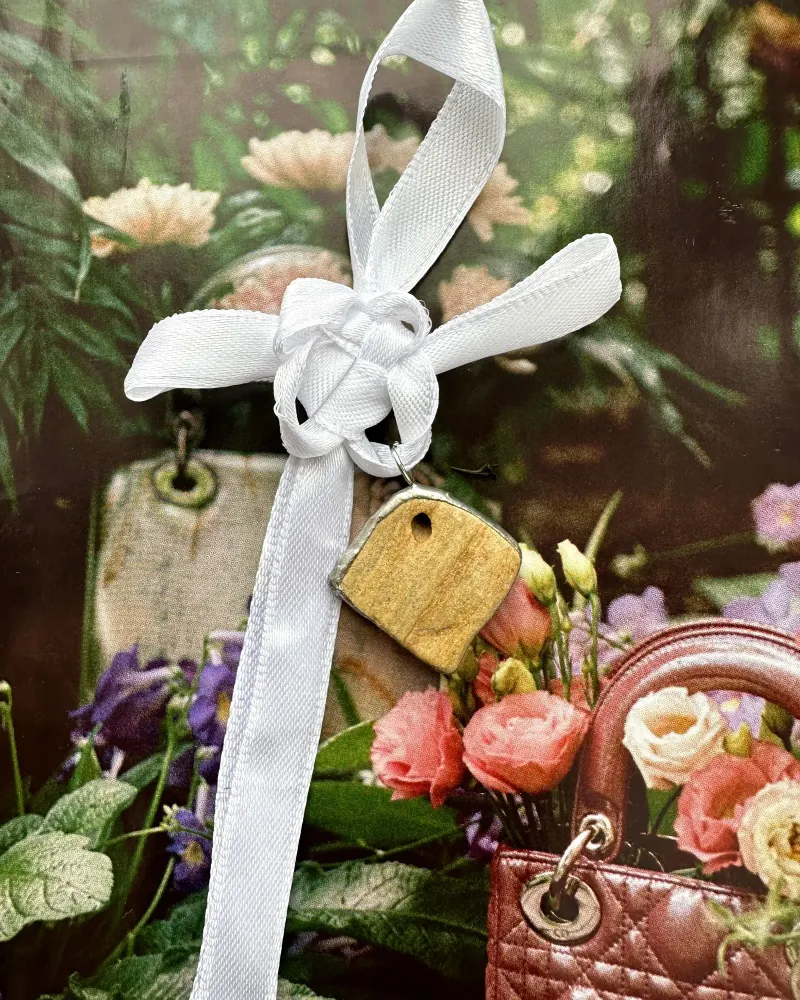 Подвеска из морской керамики в витражной технике Тиффани в форме робма — Песочный