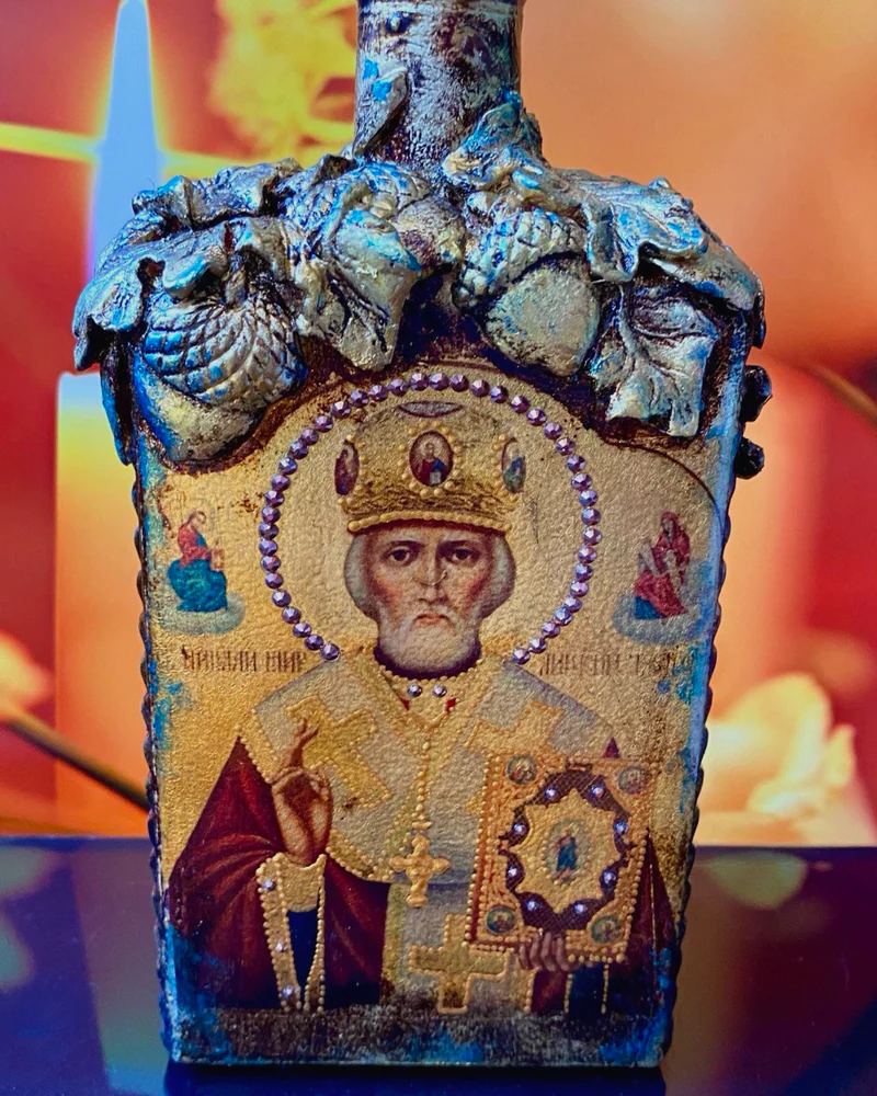 Бутыль/сосуд для святой воды с иконой святого Николая Чудотворца.