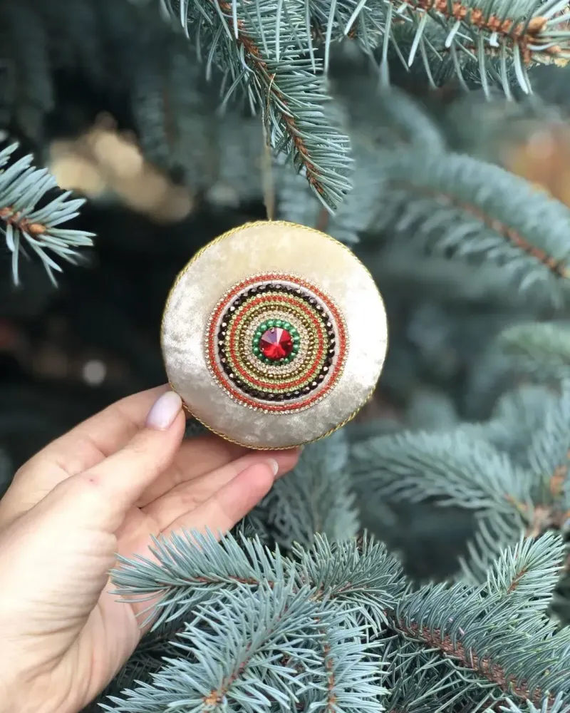 Ёлочный шар с вышитой лошадкой