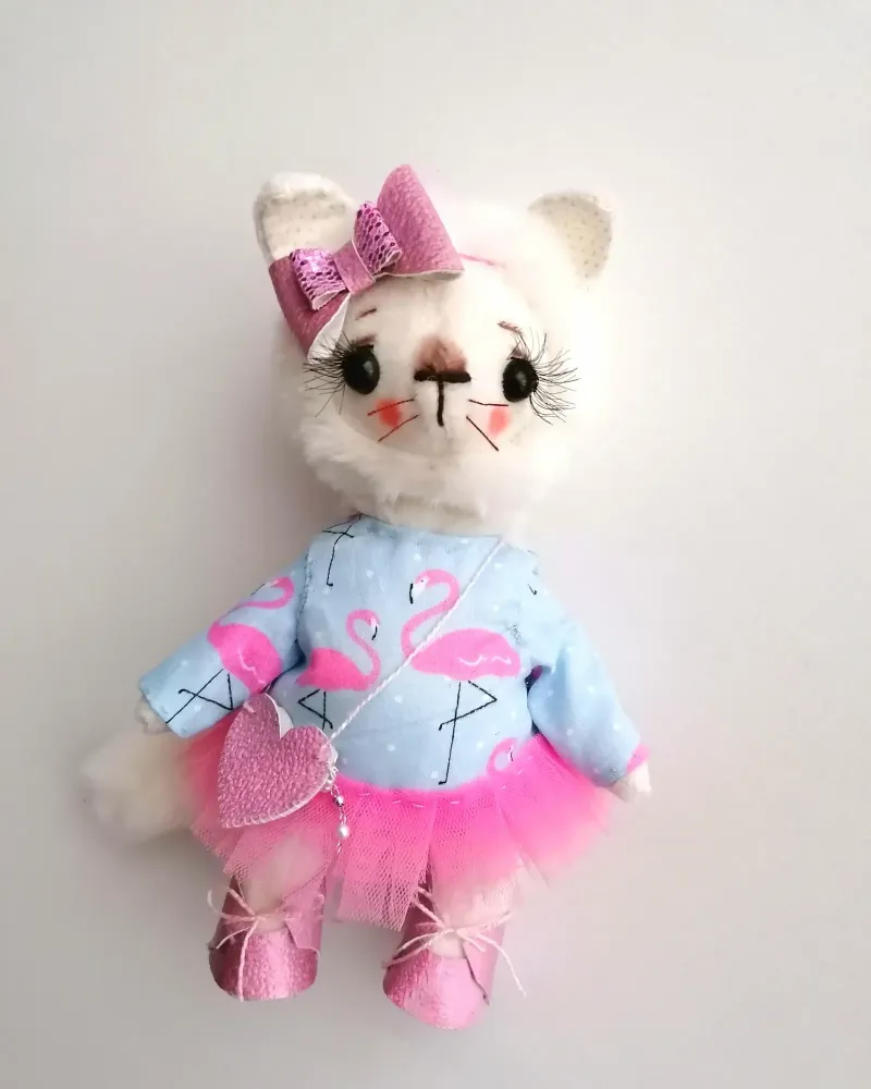 Белая кошечка в боди с фламинго, 18 см