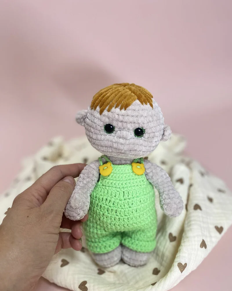 Вязаная кукла мальчик малыш амигуруми