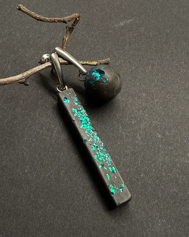 Серьги асимметричные из бетона — Графитовые с бирюзовыми блёстками