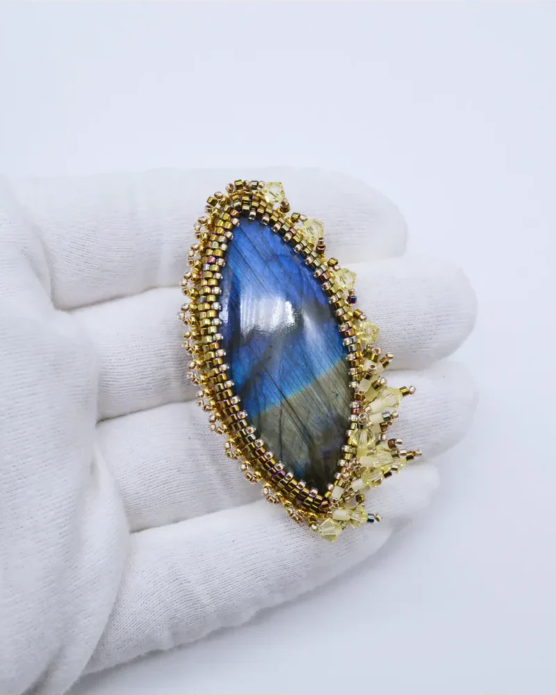 Брошь ручной работы с лабрадором и Swarovski